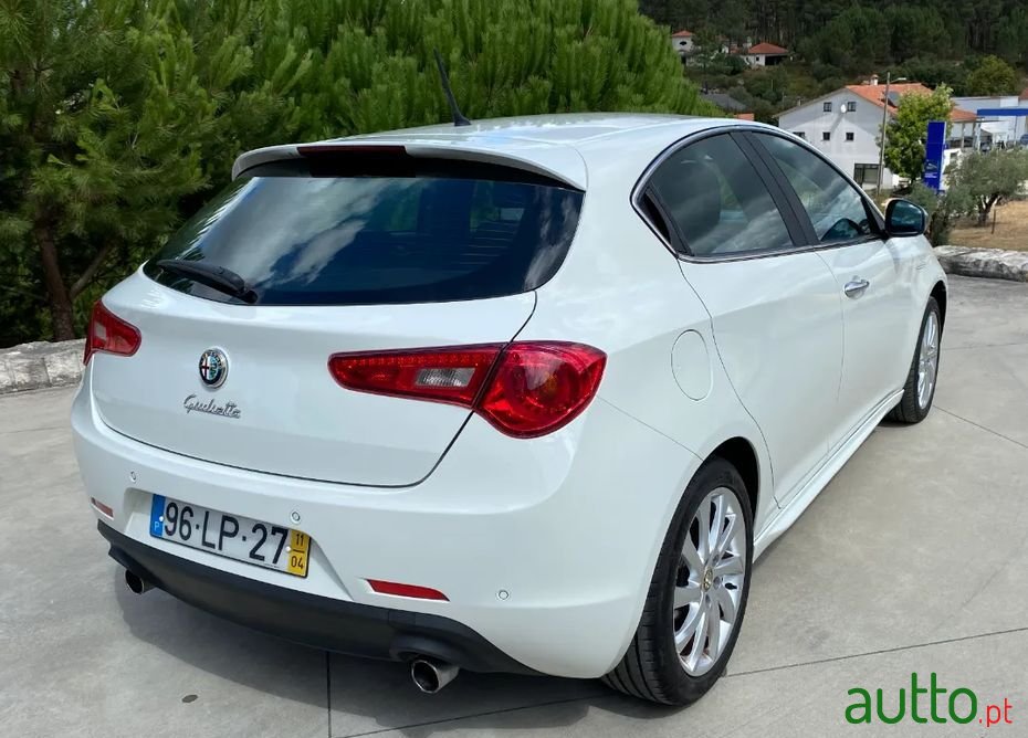 2011' Alfa Romeo Giulietta photo #6