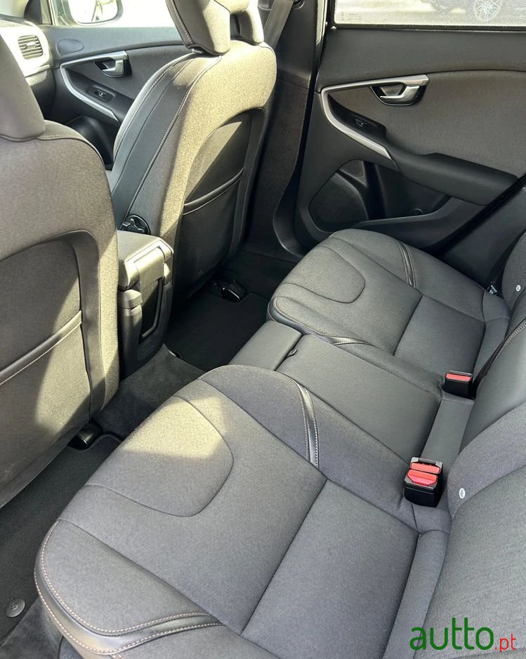 2019' Volvo V40 Cross Country photo #6