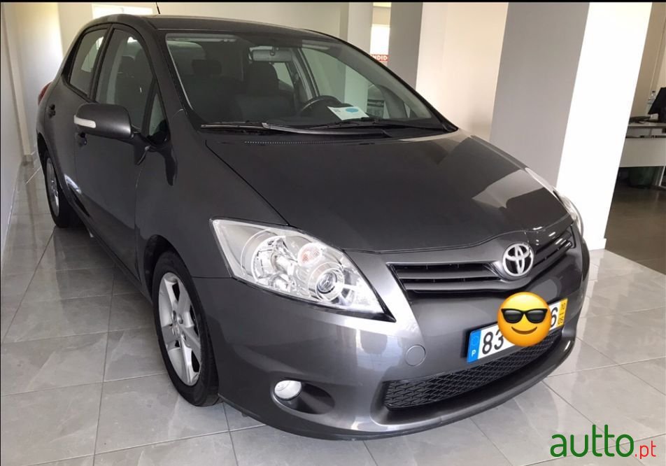 2010' Toyota Auris photo #2