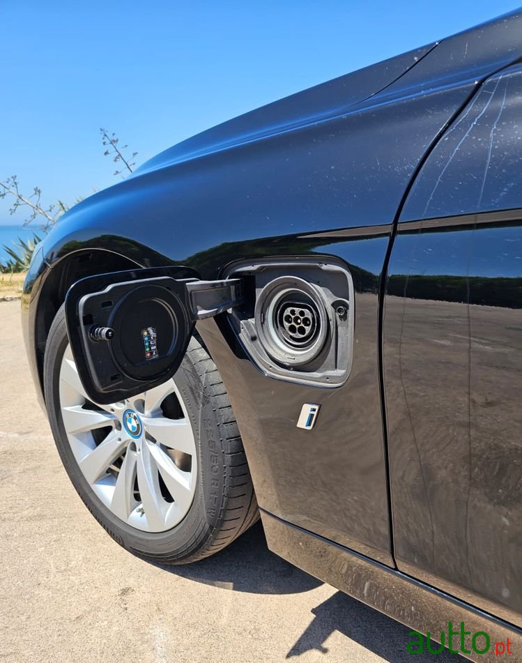 2017' BMW 330 photo #5