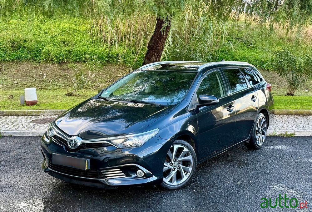 2016' Toyota Auris Touring Sports photo #2