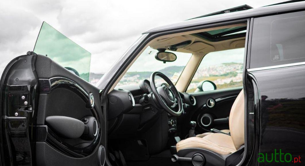 2011' MINI Cooper D photo #1