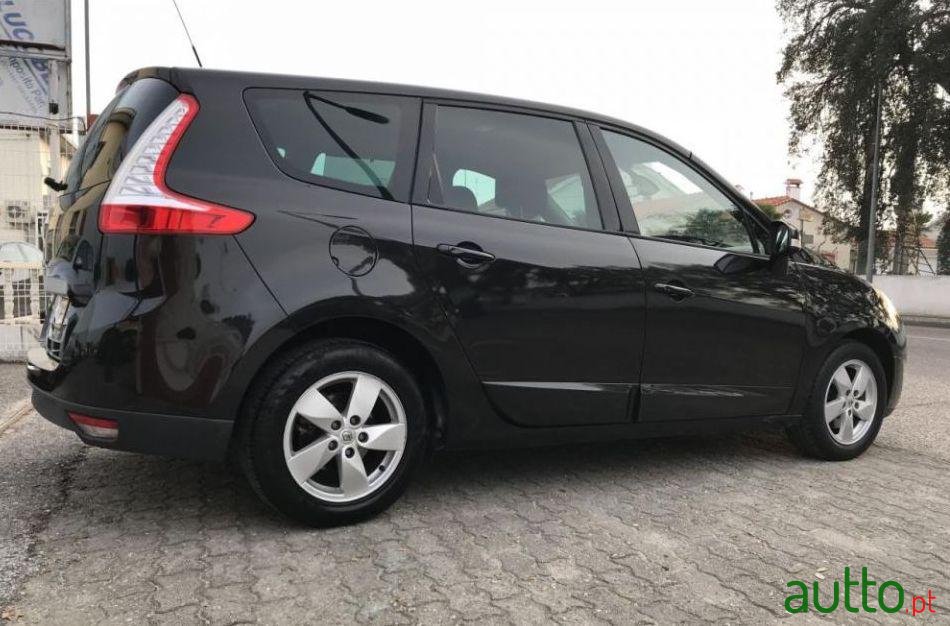 2009' Renault Grand Scenic photo #1