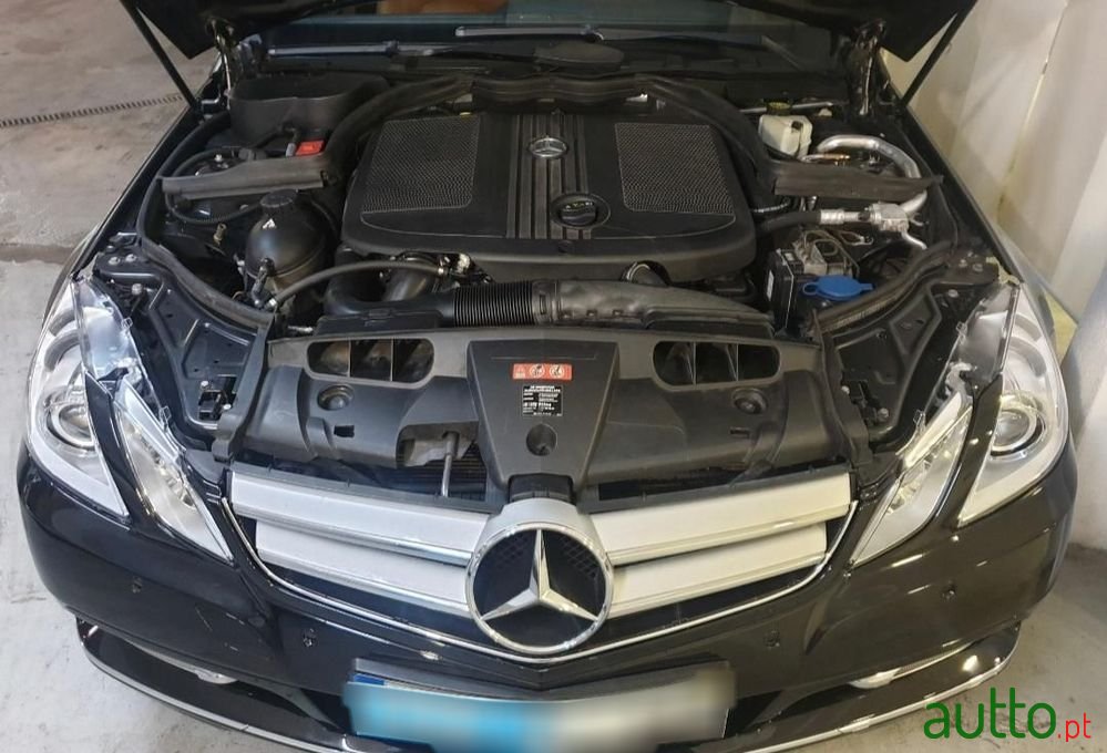 2011' Mercedes-Benz Classe E photo #3