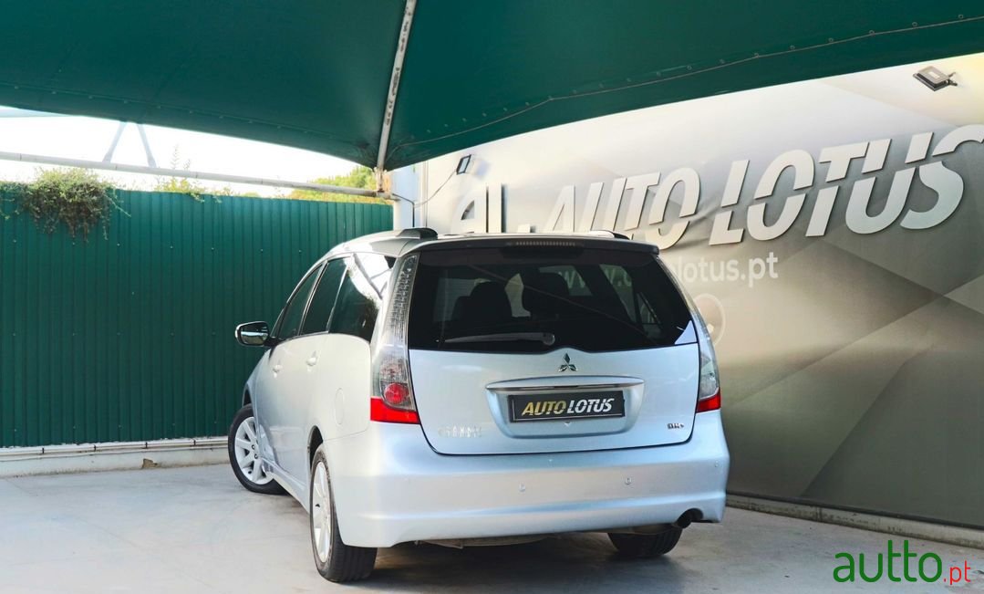 2007' Mitsubishi Grandis photo #5