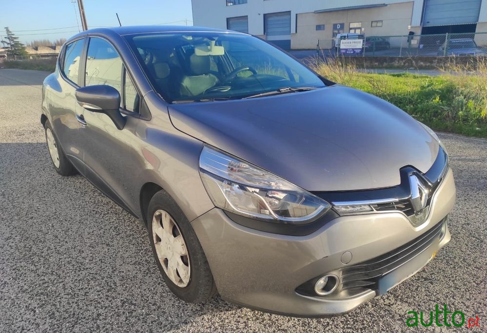 2013' Renault Clio photo #2