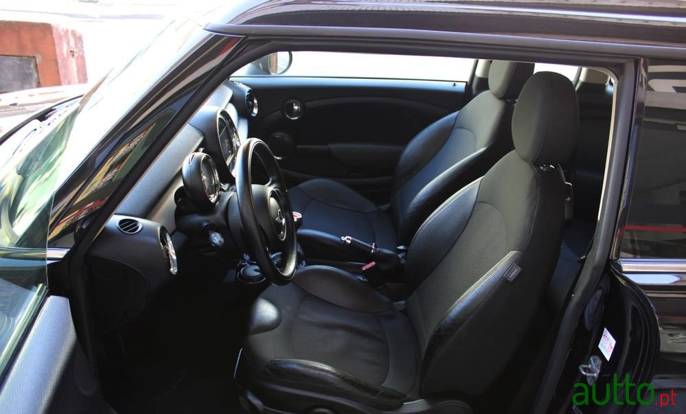 2011' MINI Clubman Cooper D photo #6