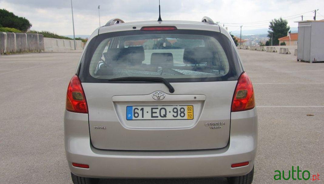 2002' Toyota Corolla Verso photo #1