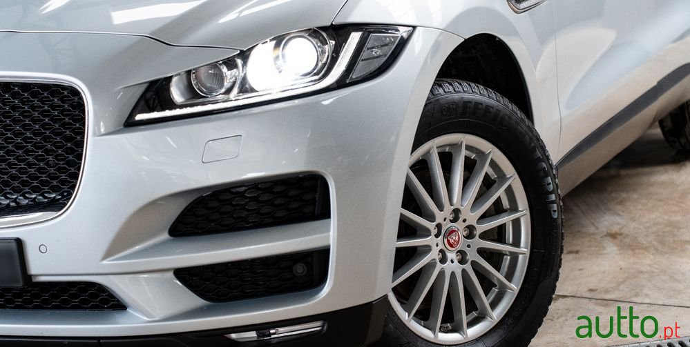 2018' Jaguar F-Pace 2.0 I4D Pure Awd photo #2