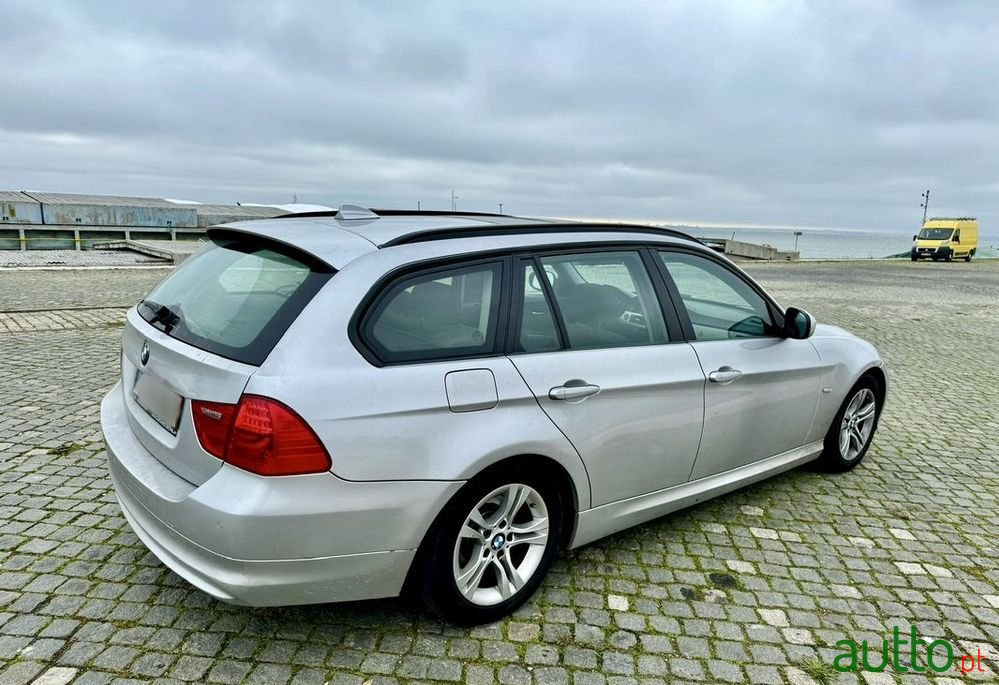 2011' BMW 318 Gran Turismo photo #4