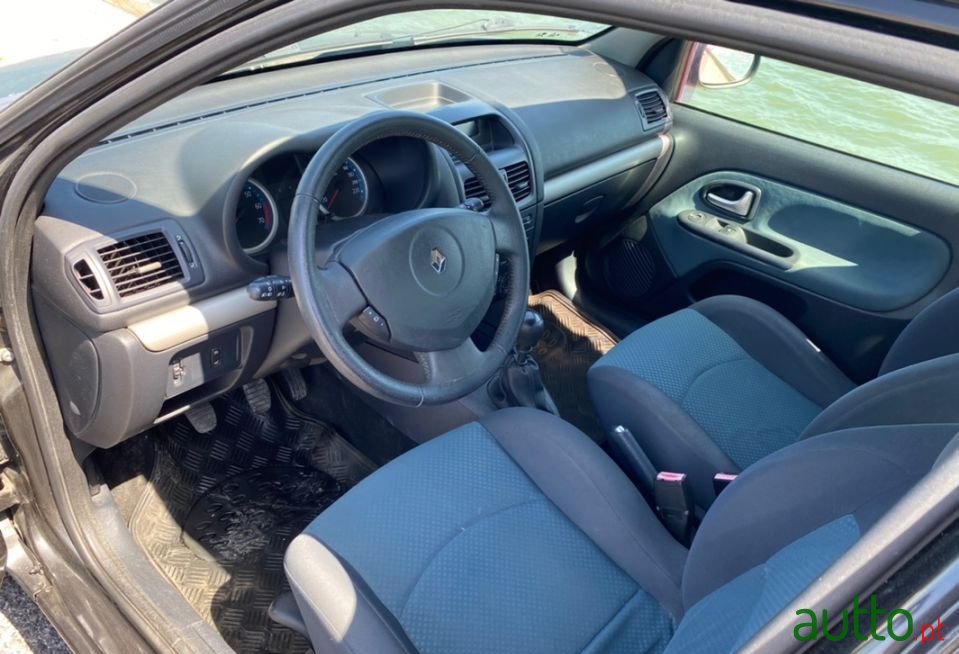 2005' Renault Clio photo #4