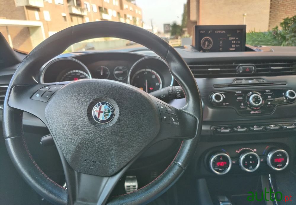 2010' Alfa Romeo Giulietta photo #4