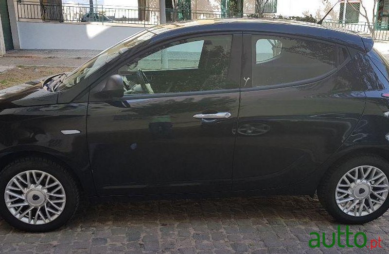 2014' Lancia Ypsilon photo #1