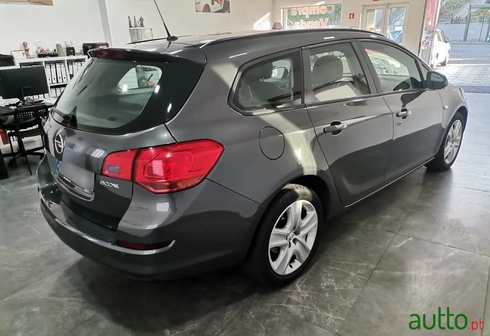 2011' Opel Astra Sports Tourer photo #6