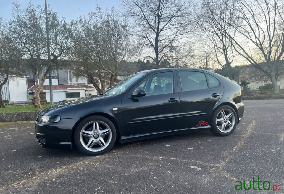 2004' SEAT Leon photo #2