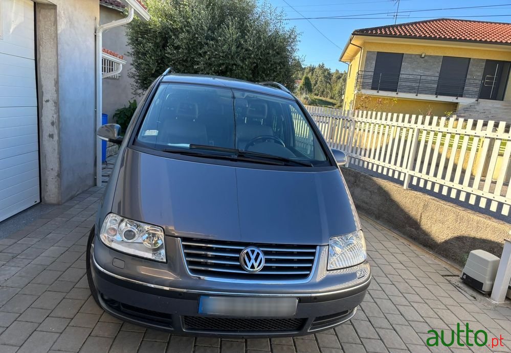 2008' Volkswagen Sharan 2.0 Tdi Highline photo #1