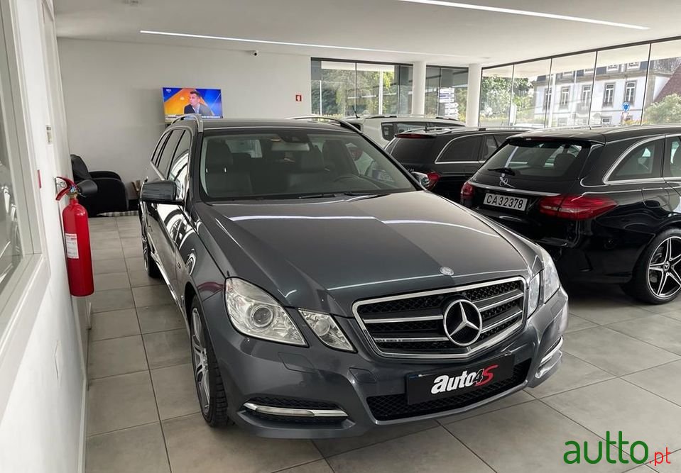 2012' Mercedes-Benz E-220 photo #2