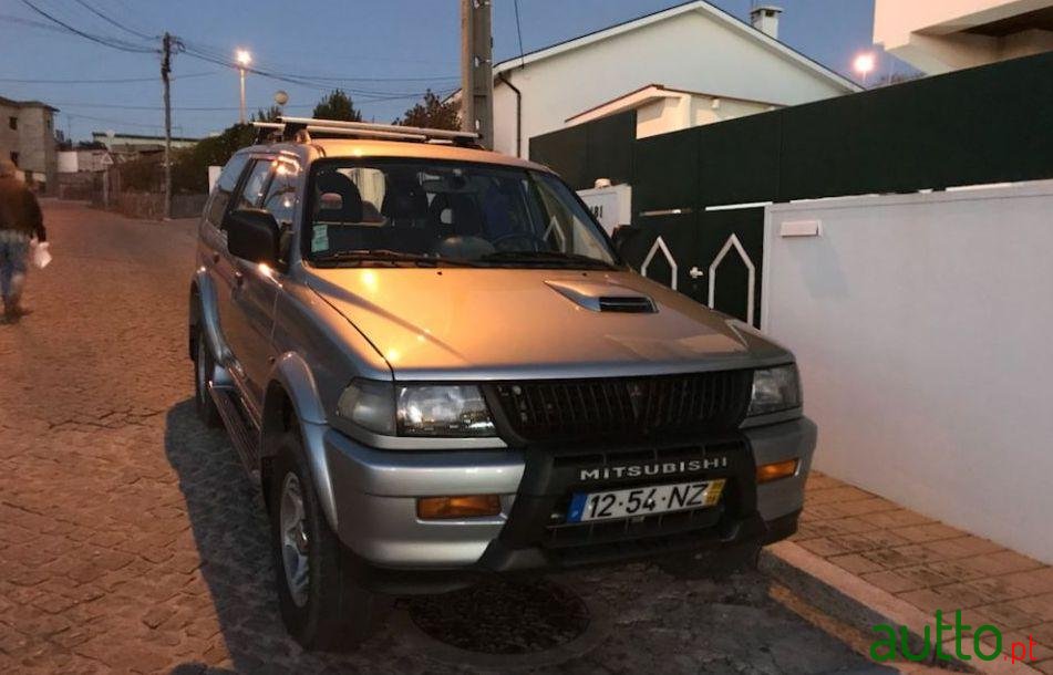 1999' Mitsubishi Pajero photo #1