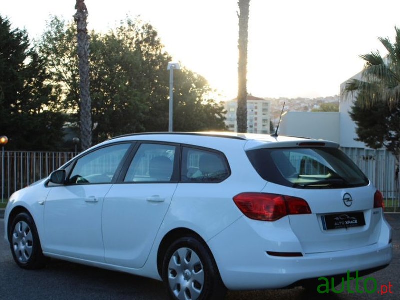 2012' Opel Astra Sports Tourer photo #4