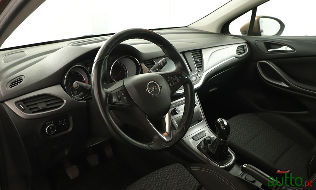 2015' Opel Astra photo #3