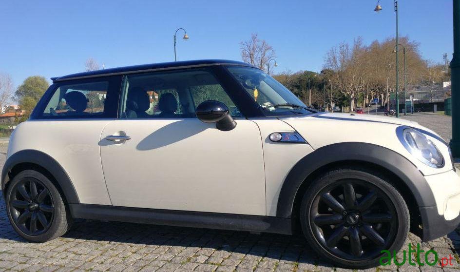 2009' MINI Cooper S Auto photo #3