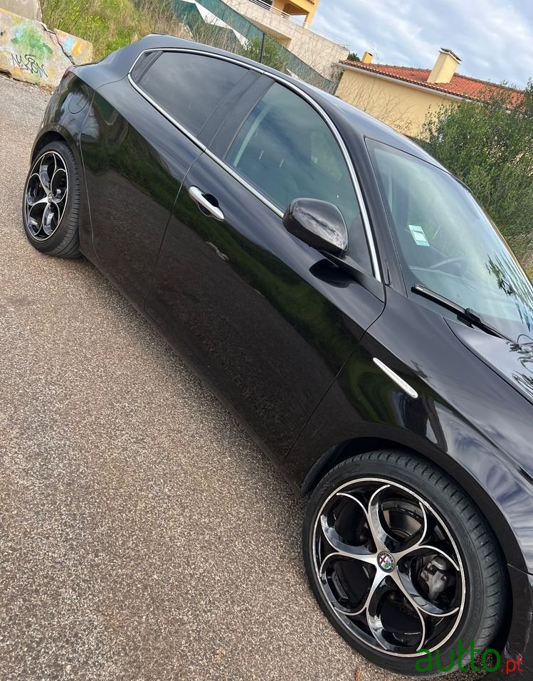 2011' Alfa Romeo Giulietta photo #6