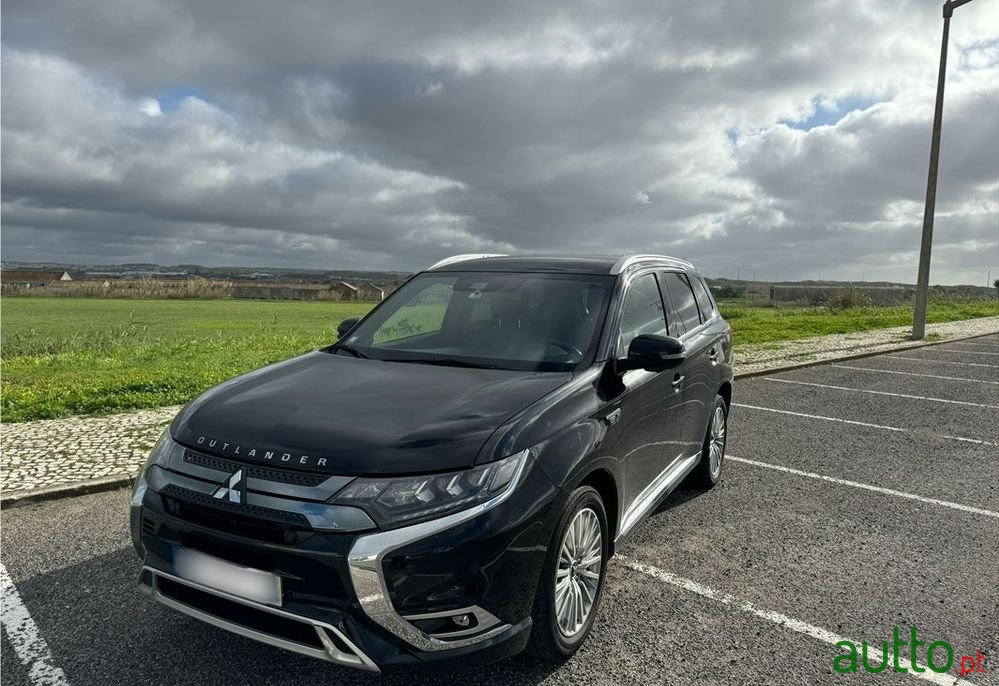 2021' Mitsubishi Outlander photo #2