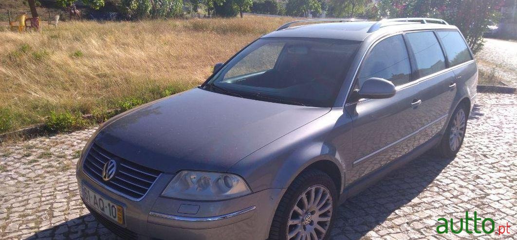2005' Volkswagen Passat Variant photo #1
