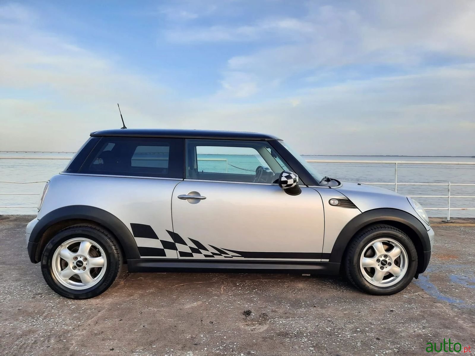 2009' MINI Cooper photo #5