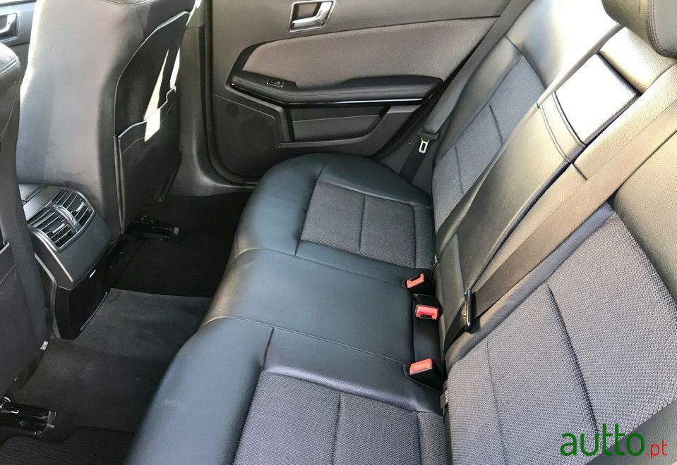 2011' Mercedes-Benz E-250 photo #4