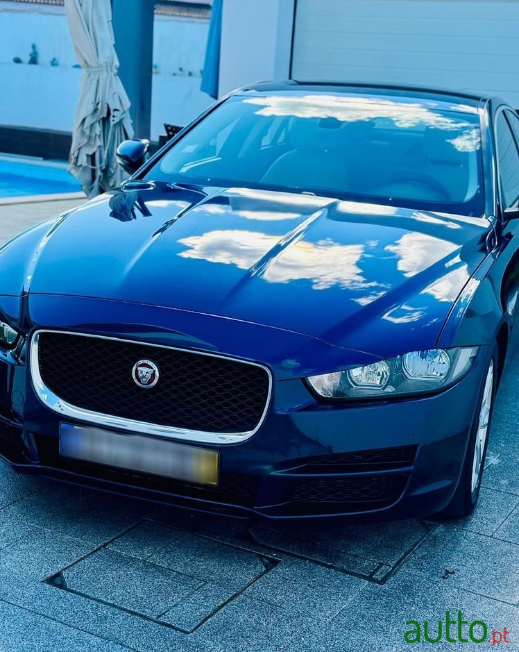2019' Jaguar XE photo #4