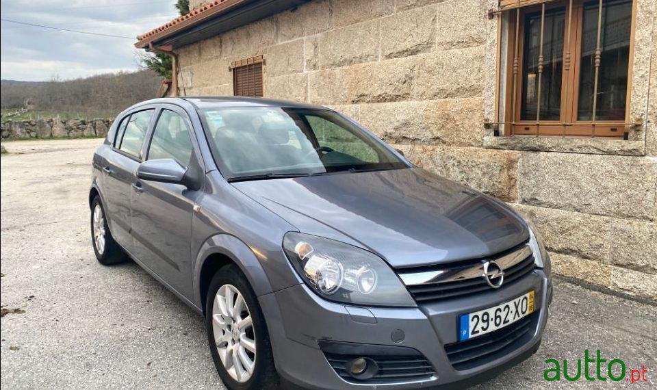 2004' Opel Astra photo #1