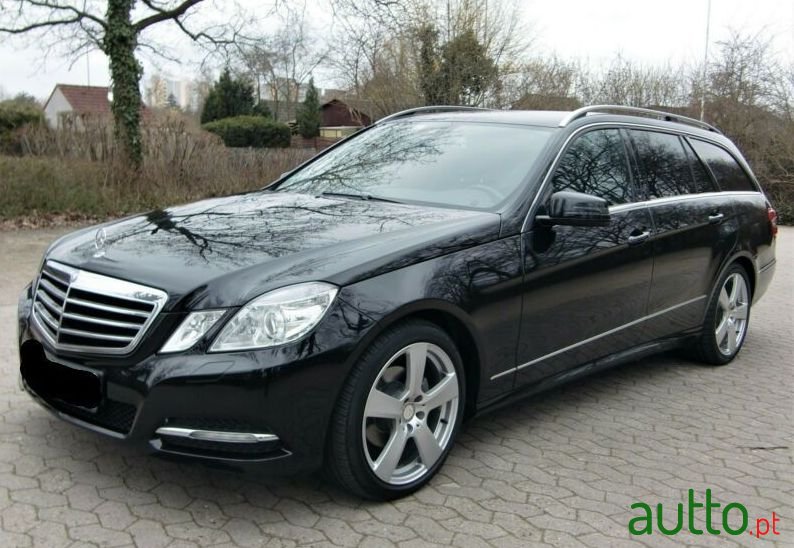 2012' Mercedes-Benz E-220 photo #2