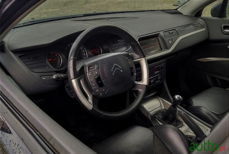 2011' Citroen C5 Tourer photo #5