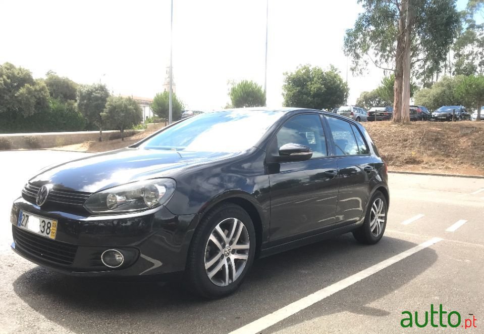 2009' Volkswagen Golf photo #2