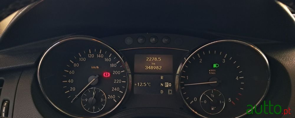 2010' Mercedes-Benz Classe R photo #6