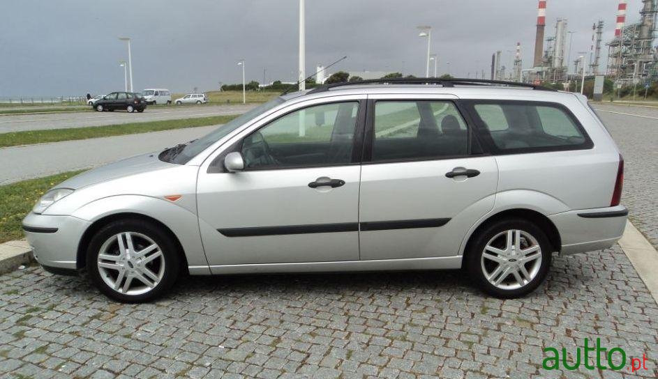 2002' Ford Focus Sw photo #2