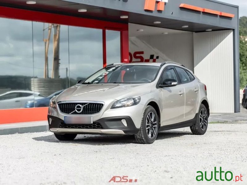 2017' Volvo V40 Cross Country 2.0 D2 photo #3