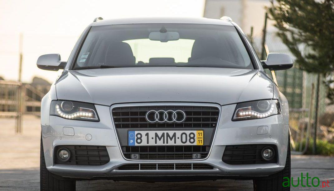 2011' Audi A4 Avant photo #2