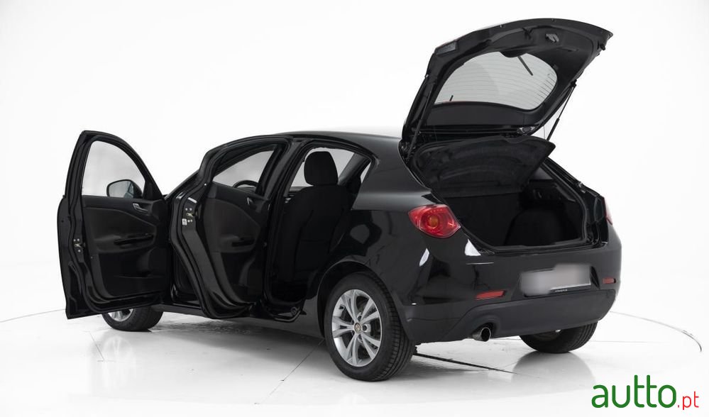 2010' Alfa Romeo Giulietta photo #5