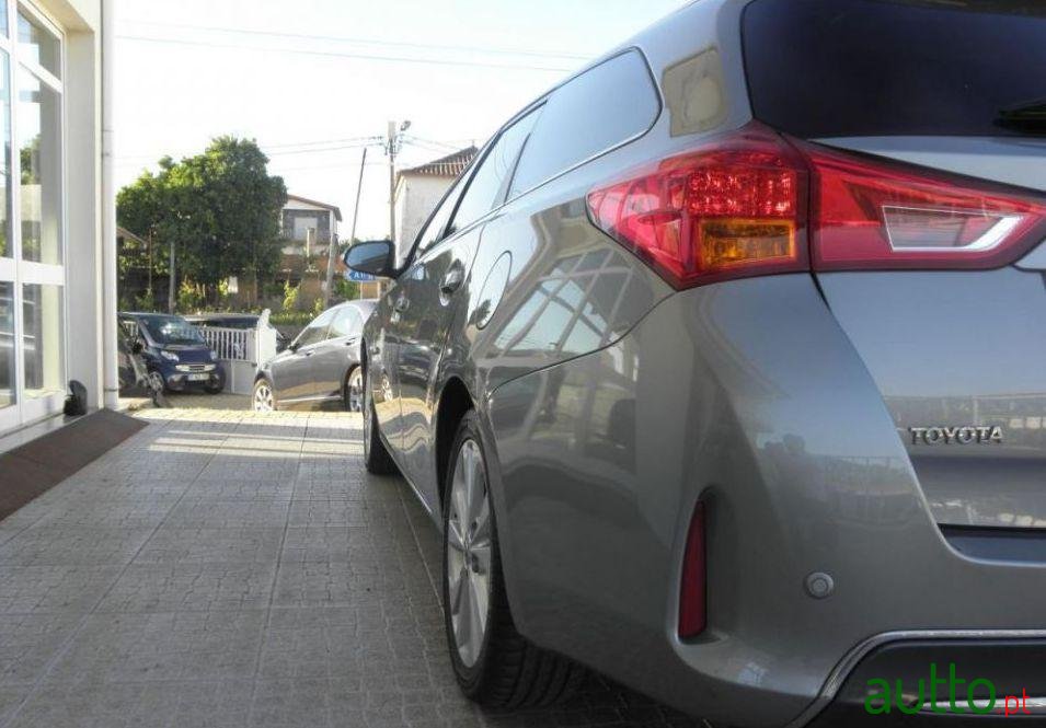 2014' Toyota Auris Touring Sports photo #1