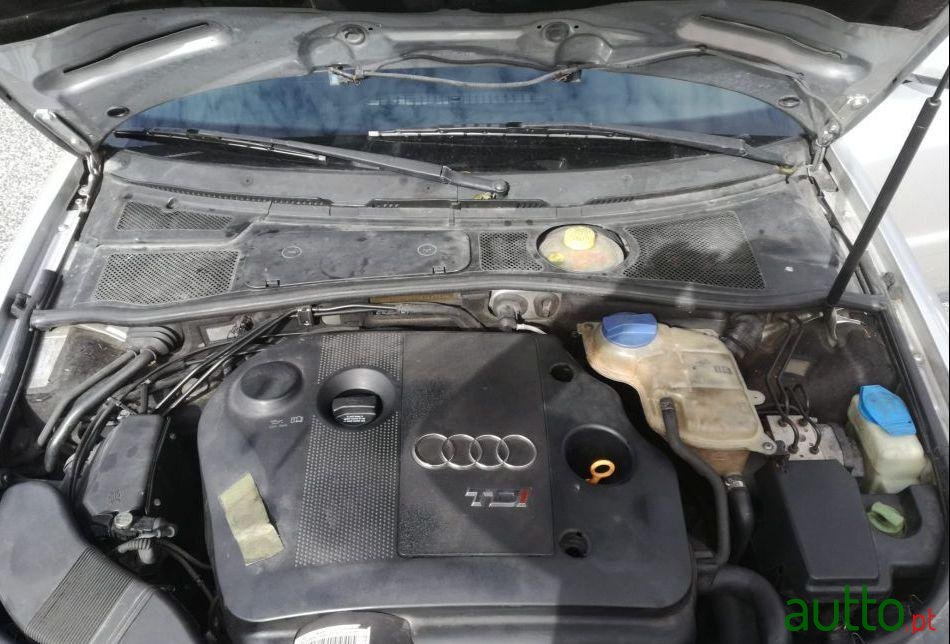 2001' Audi A4 Avant photo #1