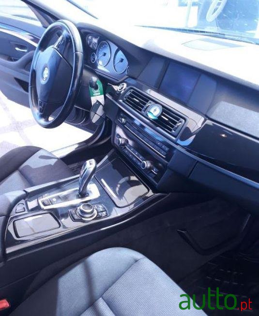 2011' BMW 520 Gran Turismo photo #3