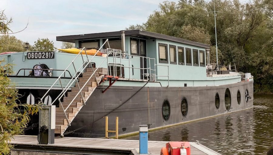 This Gorgeous $1 Million Houseboat Is Selling for Less Than the Price of a Beer