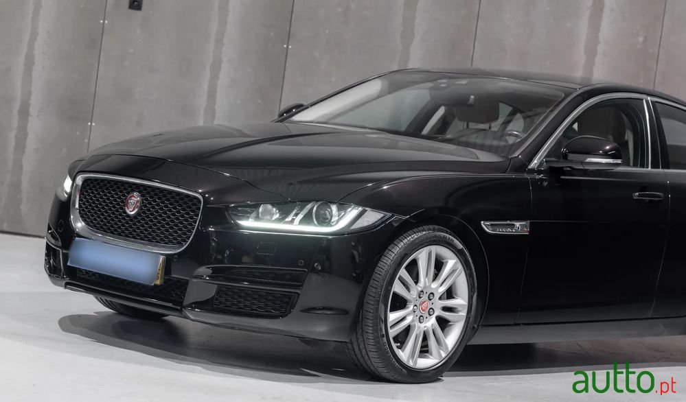 2015' Jaguar XE photo #2