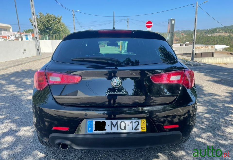 2012' Alfa Romeo Giulietta photo #2