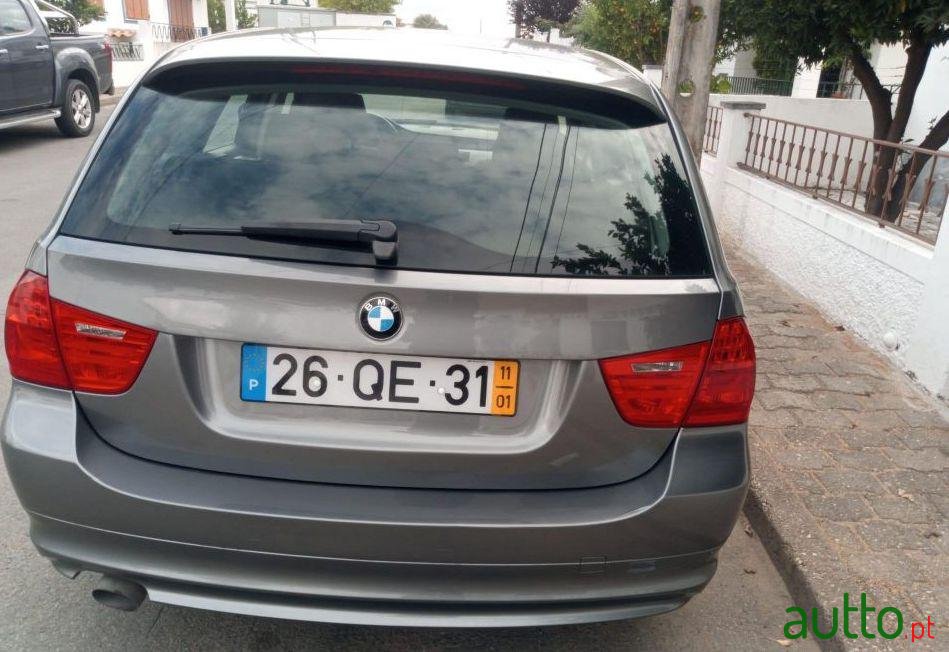 2011' BMW 318 Touring photo #2