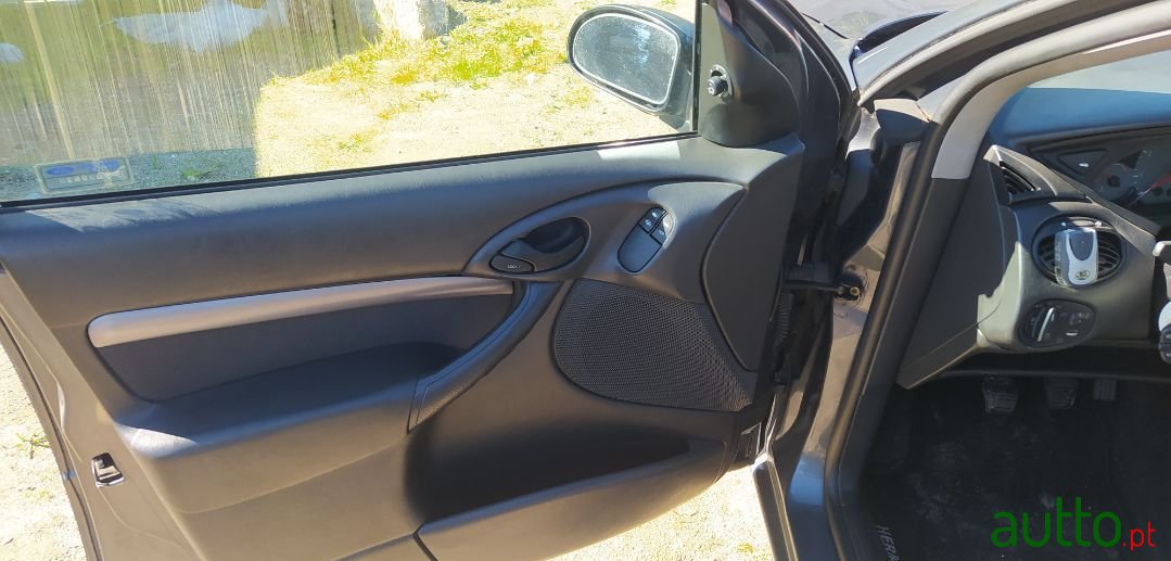 2002' Ford Focus Sw photo #2