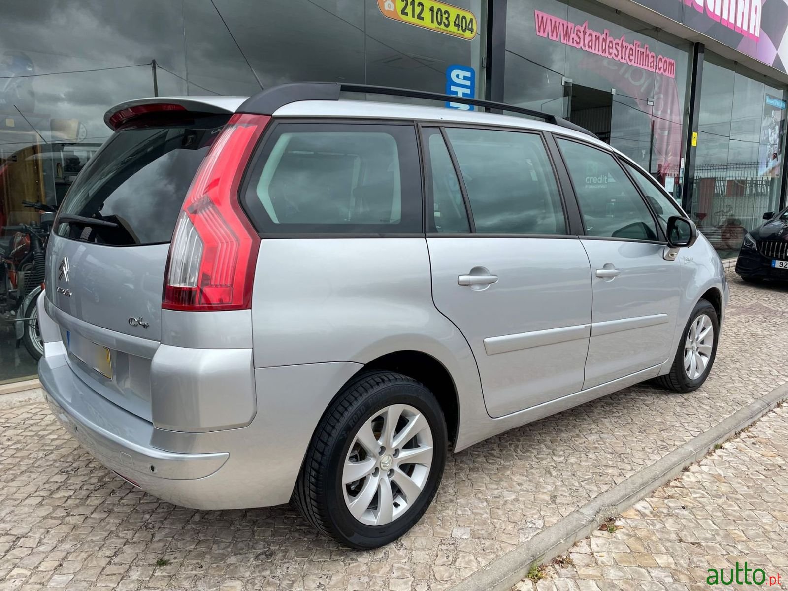 2011' Citroen C4 Grand Picasso photo #3