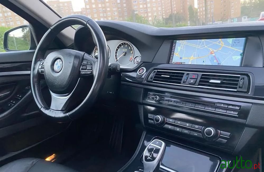 2011' BMW 530 photo #4